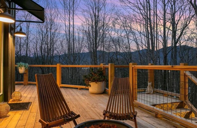Treetop~LUXURY~Views~3 KING Suites~Modern~Minimalist~HOT TUB~Close to Downtown