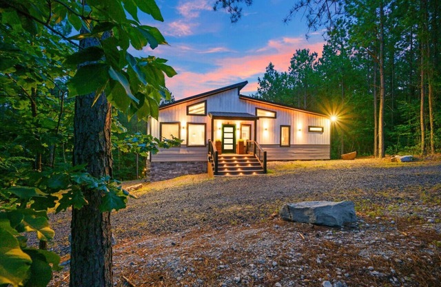 Treetop Twosome · Cozy Forest Retreat: Sauna, Firepit & EV Charger