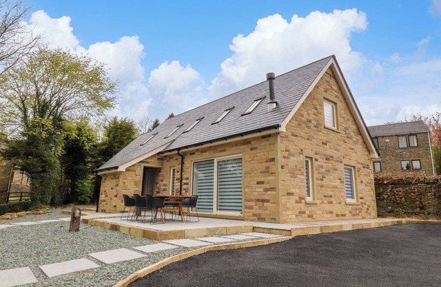 TREETOPS, family friendly, with open fire in Clitheroe