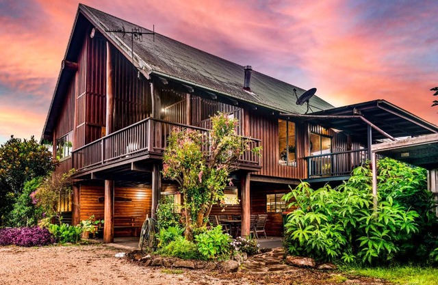 Treetops Sanctuary - Luxury Treehouse pole home