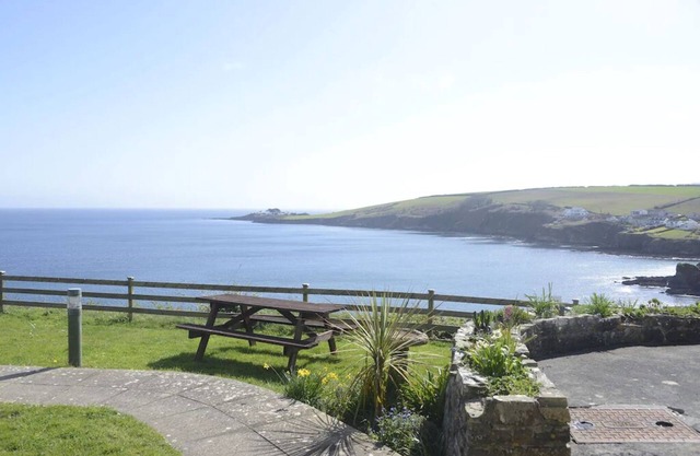 Treloen Apartment 3 - Clifftop Apartments in Mevagissey with 'Wow' seaviews