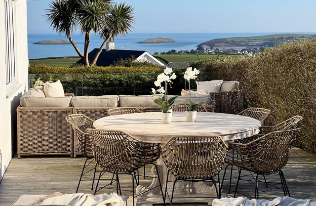 TREM YNYS, luxury holiday cottage, with hot tub in Abersoch