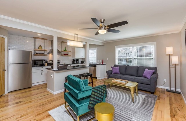 Trendy 1 BR w/KING Bed in Central Location
