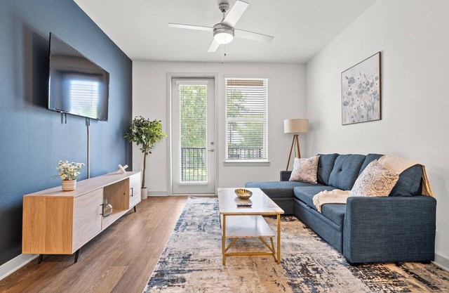 Trendy 1BR Apt/King Bed/Pool/Gym/Clse to Beach