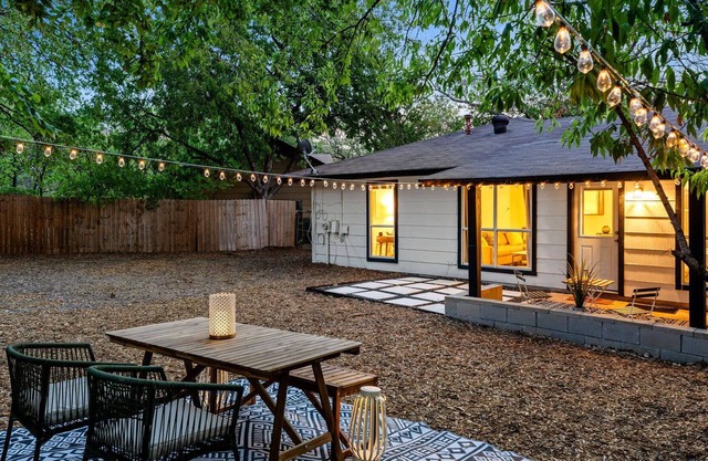 Trendy 2 BDR Whole Home in South Austin – Min to South Congress and South Lamar