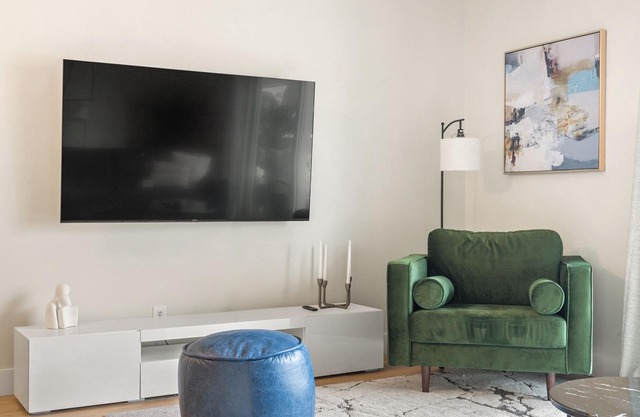 Trendy 2BR Inglewood Stay 5 Mins to DT & Stampede