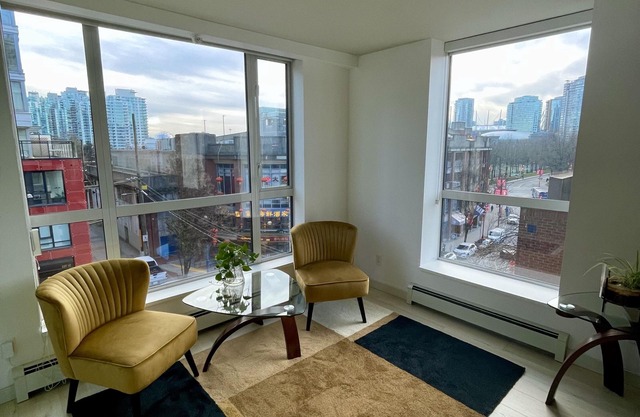Trendy Chinatown apartment with parking