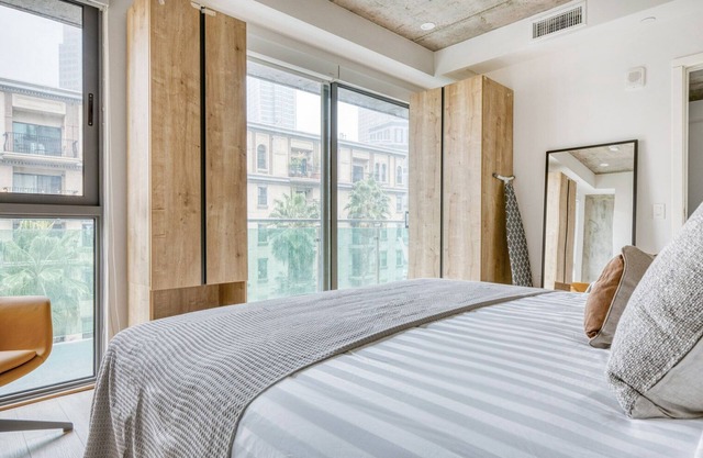 Trendy Downtown 1BR w/Pool, Gym & W/D near Staples Center, by Blueground