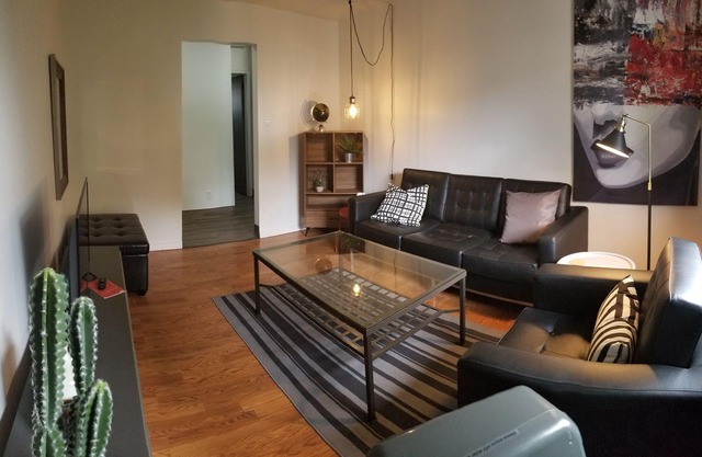 Trendy DT 2 bed Apt -- Ensuite laundry #4