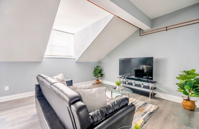 Trendy, Newly Renovated Apartment in Downtown Hamilton!