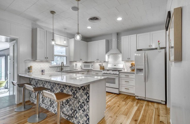 Trendy & Posh! Your smalltown retreat awaits!