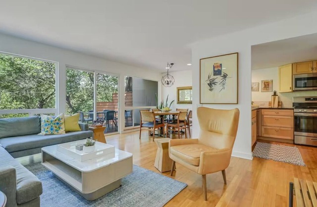 Trendy Townhome in Travis Heights ~ Parking