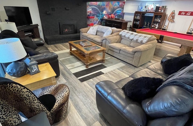 Trendy Trent River Retreat - Cottage in Hastings n5 bdrm + den, 9 beds, 2.5 bath