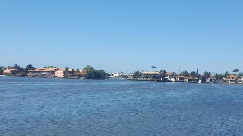 Tres quartos, ar e cama de casal