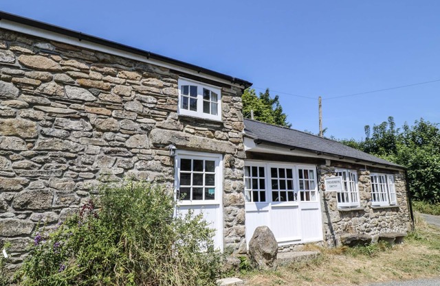 TREVERBYN SMITHY, pet friendly, character holiday cottage in St Neot