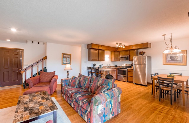 Trilevel 2 Bedroom Condo in Lakeside Resort Community (1 King & 2 Queen Beds)