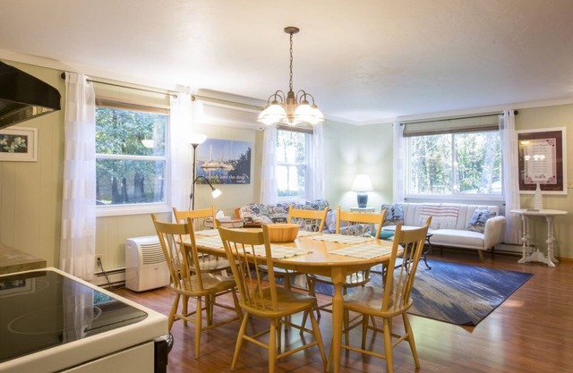 Trillium Cottage, Family & Pet Friendly Retreat on Sand Bay Point in Door County