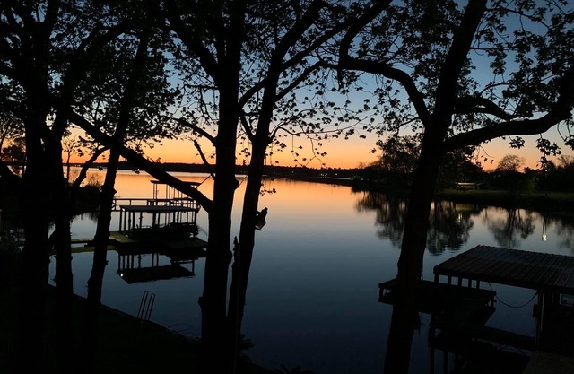 Trinity Chalet, Lakefront Downstairs Home w/, Covered Patio! Sleeps 3