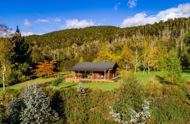 Triple Tui - Log cabin, self contained, river side