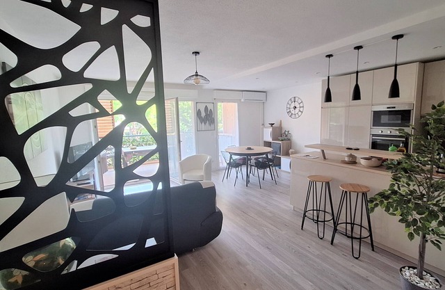 Trois Pièces , Terrasse, 15' à Pied de la mer