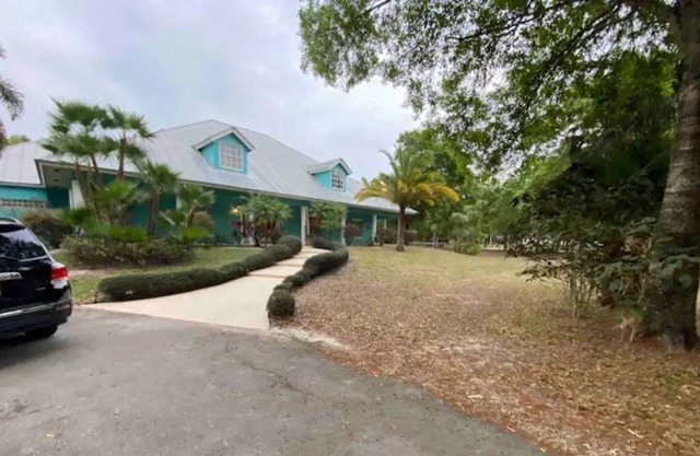Tropic Retreat! Pool, 3 acres, pond, 4500sq ft