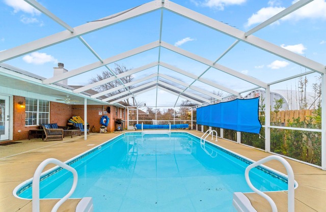 Tropic stay with large outdoor pool, bikes, AC & pool table - snowbird-friendly