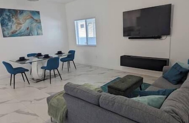 Tropical 1-2BR Retreat Near Beach, Airport & Downtown