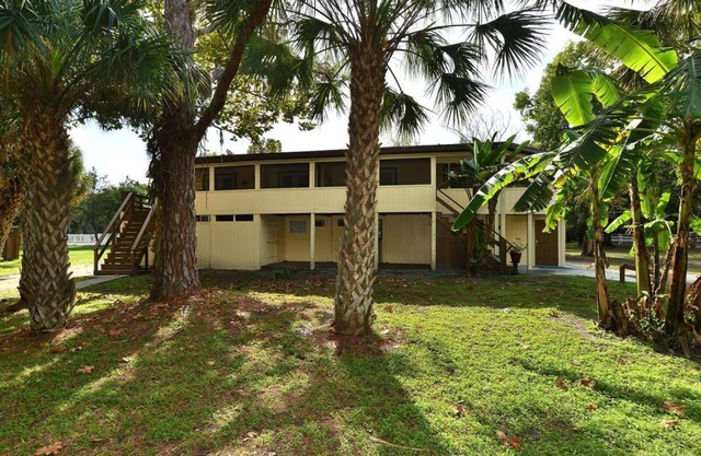TROPICAL 2 BEDROOM "TREE HOUSE" UNIT "B" ON EQUINE RANCH
