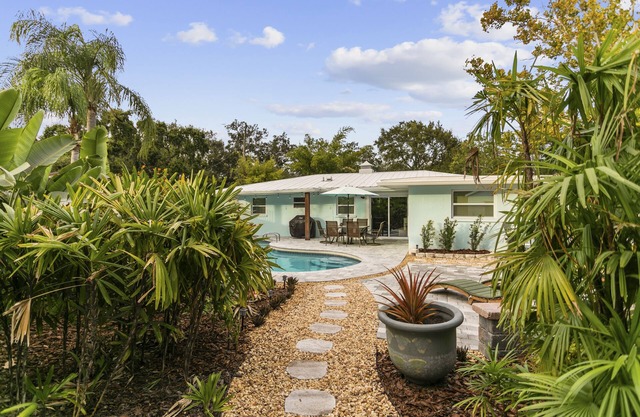 Tropical 3bd bungalow with pool! Walk to Bayshore!