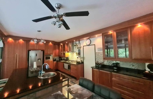 Tropical 4 Bedroom 3 bathroom 8 to 10 sleeper Holiday Getaway