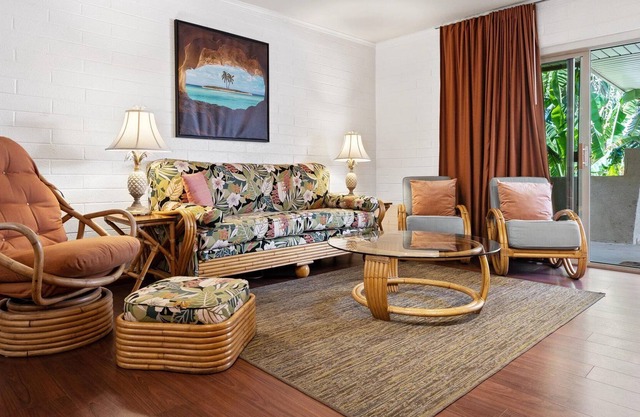 TROPICAL ABODE: COMMUNITY POOL + RELAXING PATIO