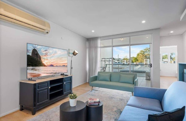 Tropical Bulimba 2BR Retreat | 2xParking & Netflix