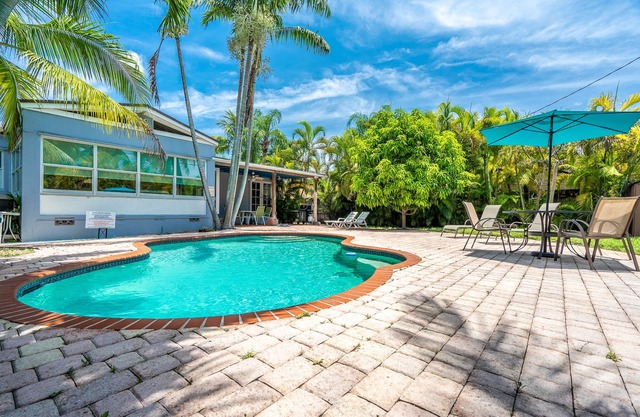 Tropical Cabana 2/2 - 4 Guests - Heated Pool