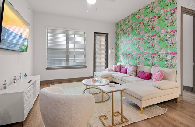 Tropical Dream 2BR/2BA w./Pool, Gym, and Theater
