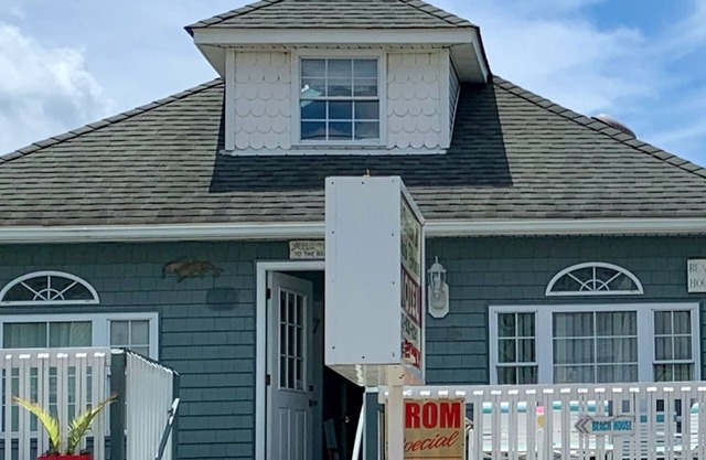 Tropical escape -Beach Block 12 Bedroom 5 Bathrooms, fenced in yard HUGE HOUSE!