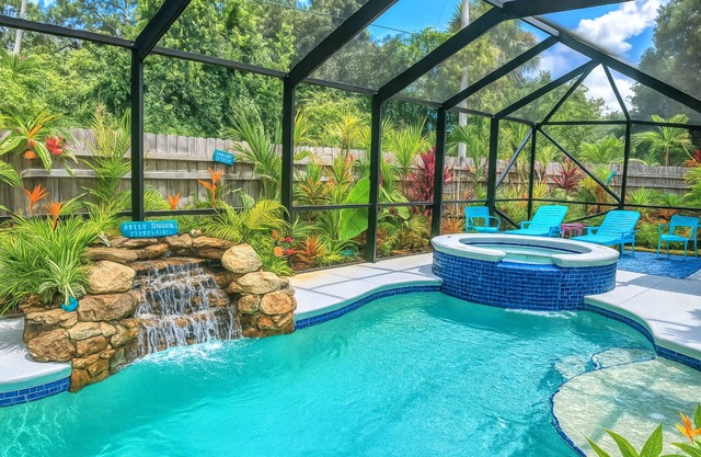 Tropical escape! Heated pool with hot tub ,Tiki Bar. Close Beaches, live music !