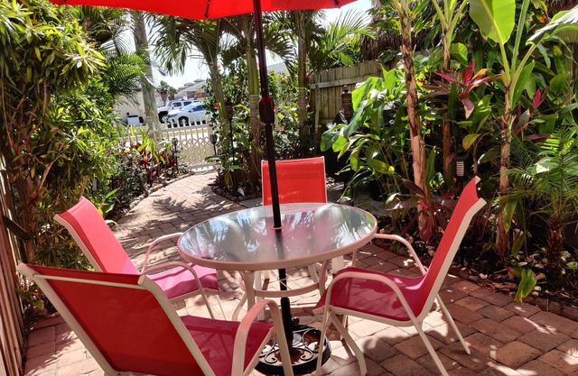 Tropical Escape w/2 En Suites Steps to Beach Suites