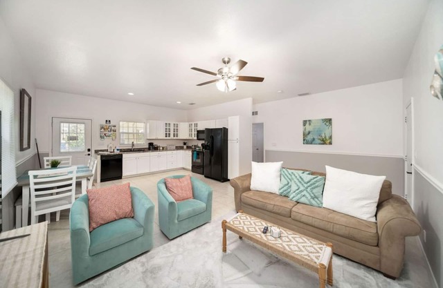 Tropical Garden Oasis! *10 min to Beaches* Relaxing - Comfy - Cute - KING Suite
