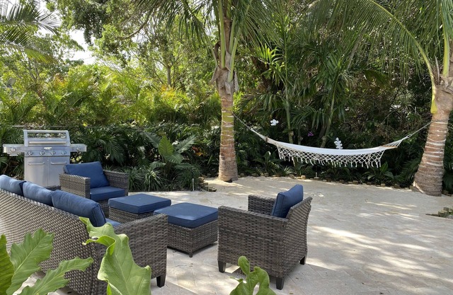 Tropical Getaway 4 miles from Beach