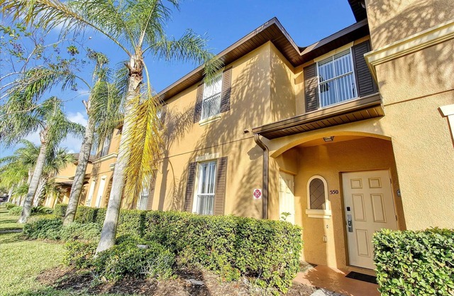 Tropical haven 4-bedroom townhome in Davenport