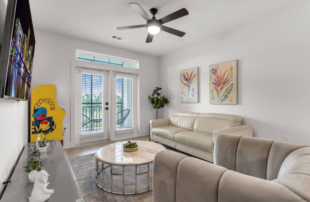 Tropical Hideaway: Amazing 3-Bed Oasis with Pool