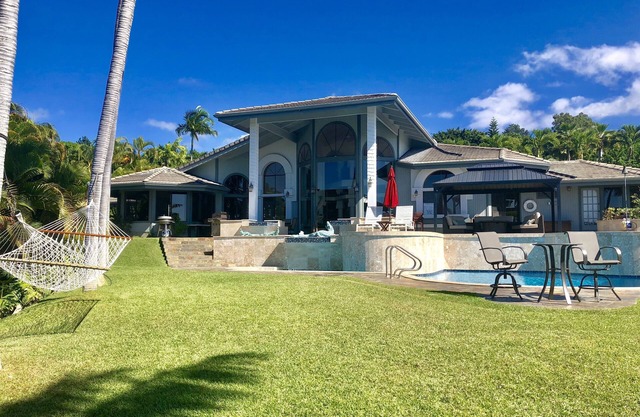 Tropical & inviting home w/spa, torches, waterfalls & ocean view