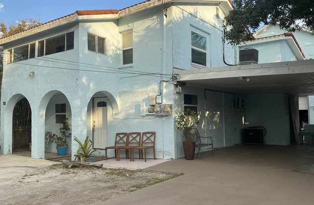 Tropical Island Guest House - Minutes from Ocean & Flagler Avenue