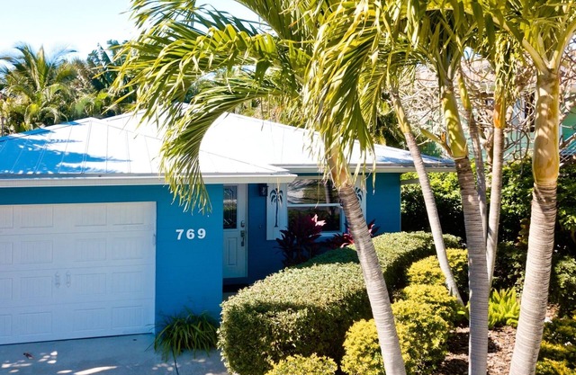 Tropical Landscaped Beach Cottage with Heated Jetted Pool