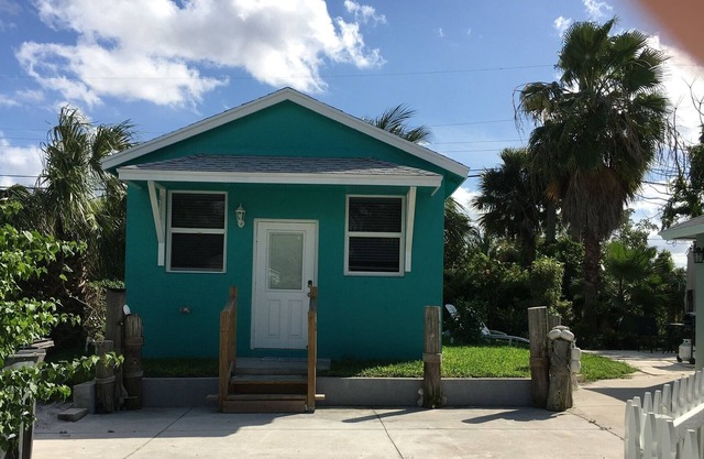 Tropical little hideaway less than 5mi to Palm beach,great patio and grill area.