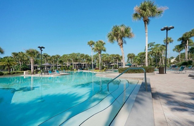 Tropical Oasis - 10 min from shopping, restaurants & downtown, 20 min Naval base