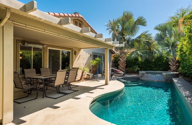Tropical Oasis at Indian Palms w/Pool/Spa, Mountain View, Close to Music Festivals, in Golf Resort