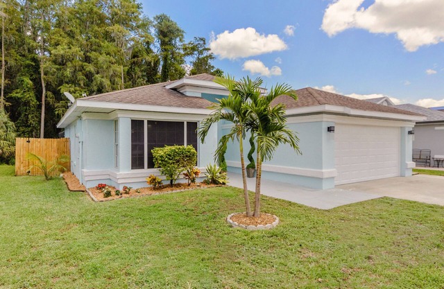 Tropical Oasis Close to Orlando Airport with FREE Heated/Chilled Pool!