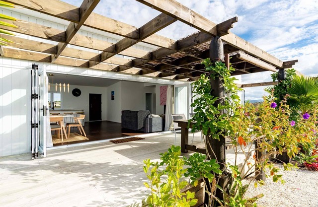 Tropical Oasis - Modern, sunny, fully fenced holiday home with beautiful tropical gardens