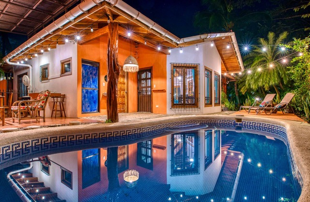 Tropical Oasis, Steps From Beach, Cafés, Shops. Private Pool. Walk Everywhere.